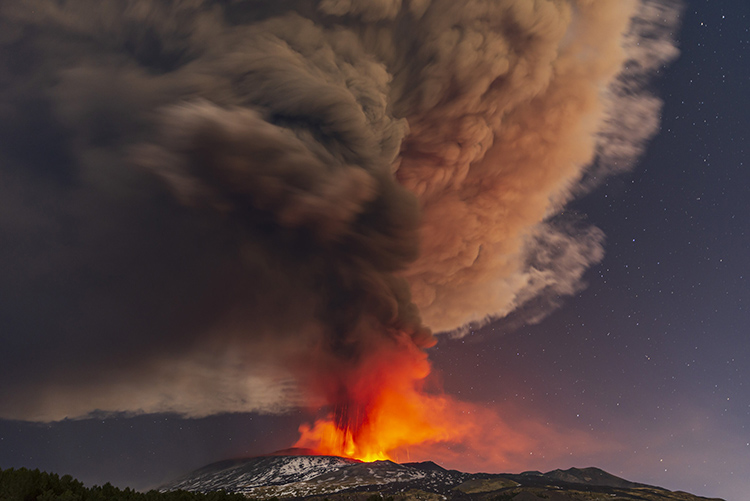 Núi lửa phun trào tạo ra bão sét