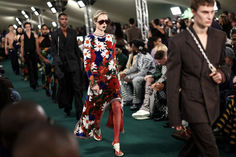 BST Burberry Xuân Hè 2024: Cuộc dạo bước thong dong qua mùa hè Anh quốc