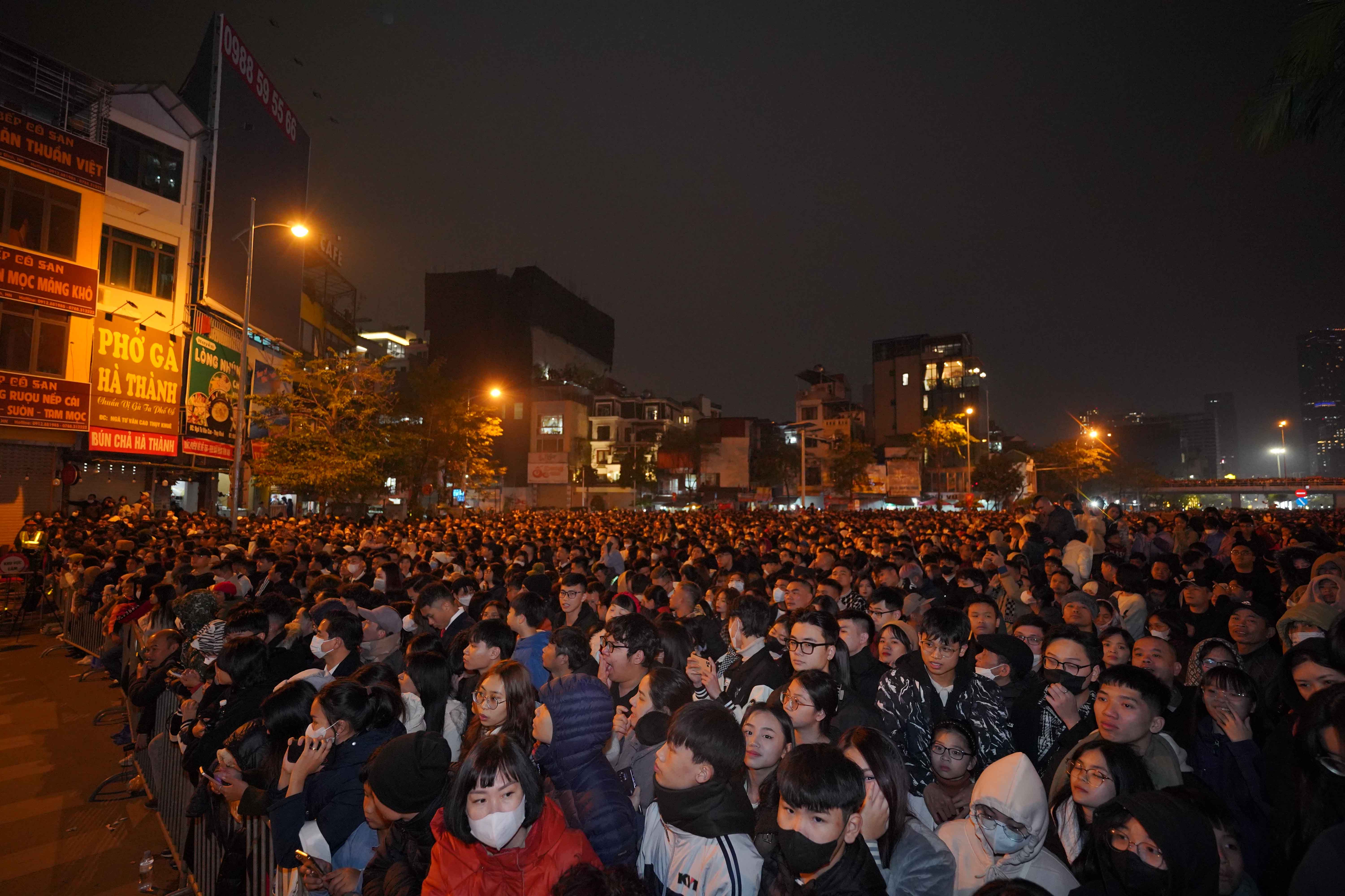 Hàng trăm người dân thỏa sức chiêm ngưỡng lễ hội ánh sáng nghệ thuật Hà Nội - Rực Rỡ Thăng Long